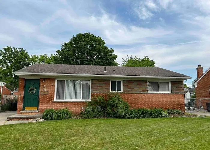 Cozy Bungalow In Madison Heights